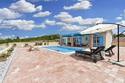 Villa in Sukošan mit Schwimmbecken