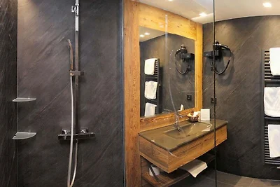 Weelderig chalet met hottub en sauna
