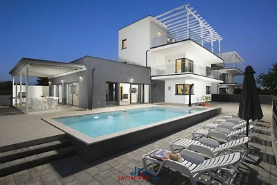 Villa in Pomer mit Schwimmbecken