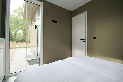 Modernes Ferienhaus mit dekorativem Kamin