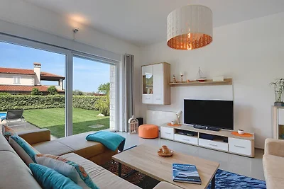 Ferienhaus in Novigrad mit Pool am Strand