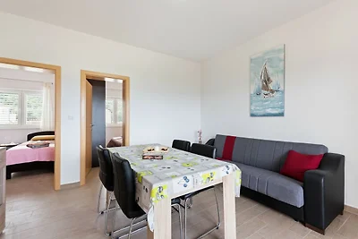 Simplistic Apartment in Neviđane mit Balkon
