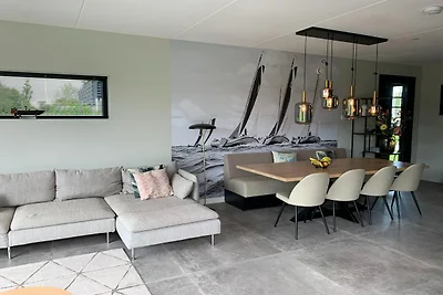 Villa in Balk met eigen aanlegsteiger