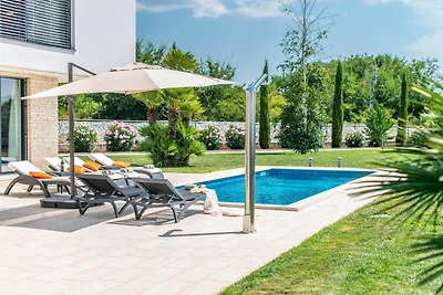 Luxuriöse Villa mit Pool und Seeblick