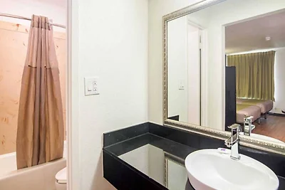 2 Queen Beds | Smoking, Kitchen