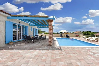 Villa in Sukošan mit Schwimmbecken