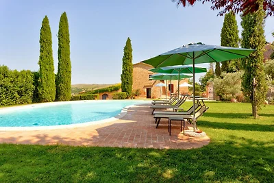 Abgelegenes Bauernhaus in Montalcino mit Pool