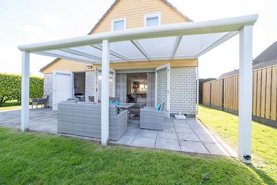 Geräumiges Ferienhaus mit Sauna in Strandnähe