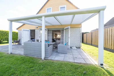 Geräumiges Ferienhaus mit Sauna in Strandnähe