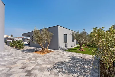 Exotisches Ferienhaus in Vir mit Sauna