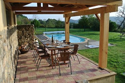 Luxuriöses Ferienhaus in Lavoine mit Pool