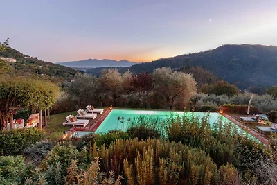 Villa in Tuscany with Infinity Pool and Views