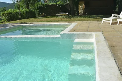 Ampia casa vacanze con piscina a Le Var