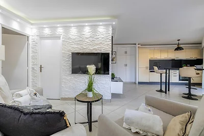 Appartement met terras en uitzicht op zee, op...