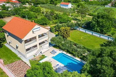 Villa mit Infinity-Pool in Kakma