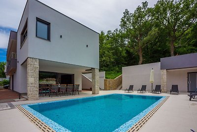 Neugebaute Villa mit großer Terrasse und Pool
