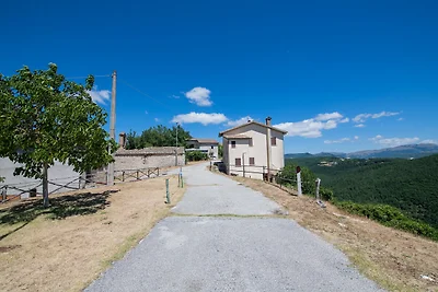 Casa Vacanze a Sellano con Piscina e Terrazza