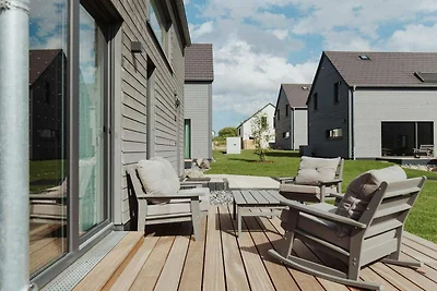 Haus mit nordischer Holzterrasse