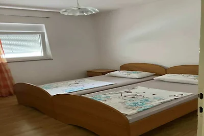 Fuga luminosa lungo la strada del villaggio