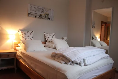 Haus im Grünen auf einem großen Grundstück