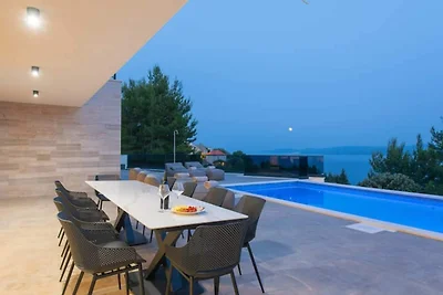 Luxuriöse Villa mit Meerblick und Whirlpool