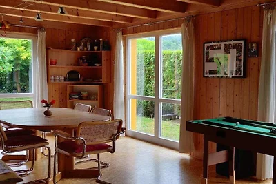 Holzhaus mit großem Garten