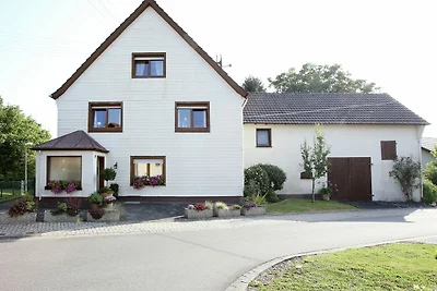 Ferienwohnung mit Terrasse und Pool im Garten