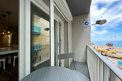 Beatitudine in riva al mare con vista sul...