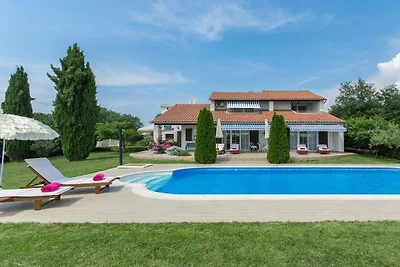 Villa in Nova Vas mit Schwimmbecken