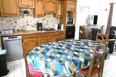 Huis vlakbij het strand met tuin en barbecue