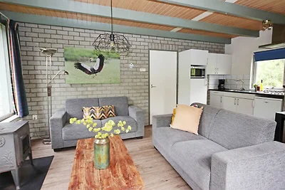 Freistehender Bungalow mit dekorativem Kamin,...
