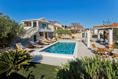 Villa in Bogomolje mit Schwimmbecken