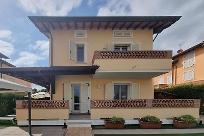Splendid Villa in Pietrasanta, top location i...