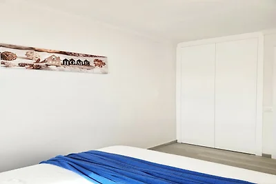 Frontline apartment with sea views