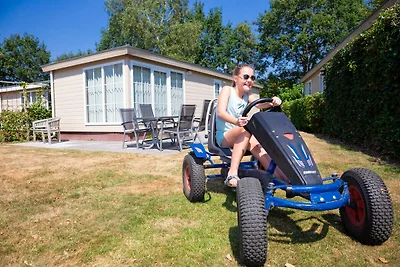 Moderne Lodge mit Klimaanlage im grünen...