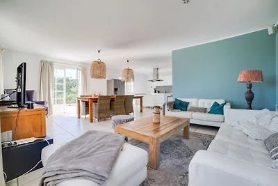 Moderne Villa mit Swimmingpool in...