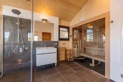 Chalet mit Sauna auf dem Balkon
