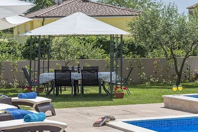 Villa in Tinjan with swimming pool