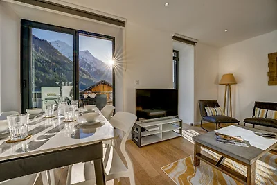 Central Apartment with Balcony & Mountain...