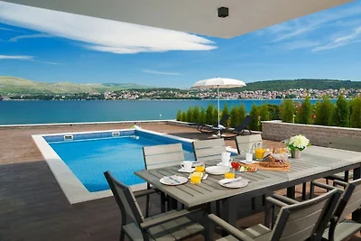 Villa in Okrug Gornji mit Schwimmbecken