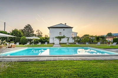 Luxusvilla und Pool in Lucca