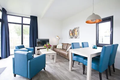 Sleek Lakeside Chalet für 4 Personen
