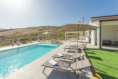 Großzügige Villa mit Hügelblick und Pool