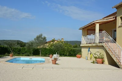 Villa mit Schwimmbad und Blick auf das Tal