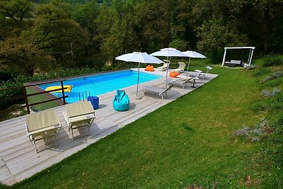 Geräumige Villa in Fabriano mit Swimmingpool