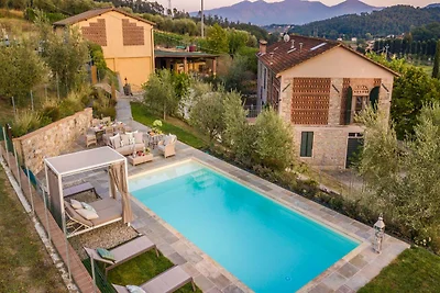 Villa in Lucca mit Weingut und Aussicht