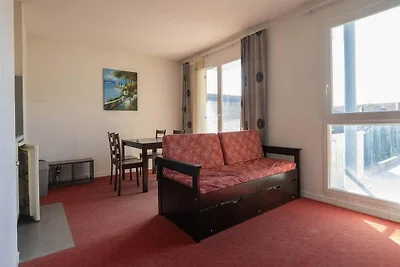 Helle Hanglage mit Pool und Rasen