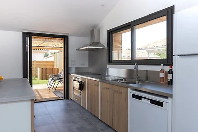 Houten huis met verwarmd zwembad