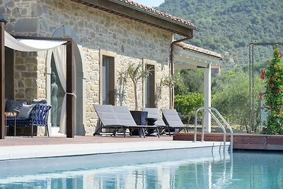Villa in pietra nei pressi di Cortona