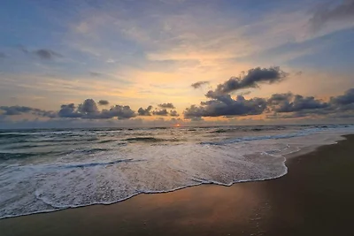 Energieeffizientes Poolhaus -- By Traum...